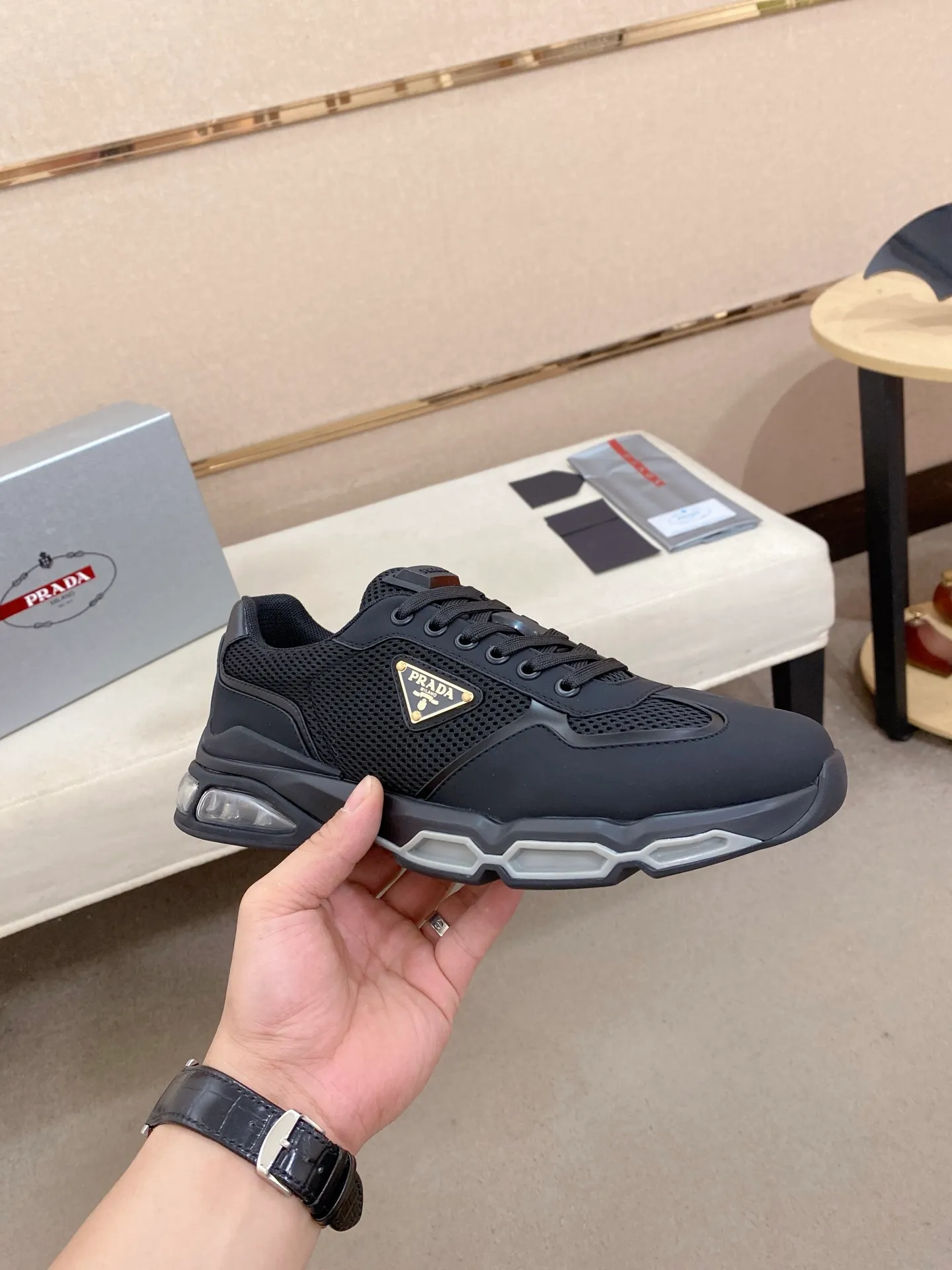 Factory price 660💰 ✔️✔️✔️High version High-quality new PRADA (Prada) counters are on the market at the same time, new men's shoes, 😘fabrics imported first-layer cowhide and mesh fabrics, purely handmade. Lining: Full cowhide lining. 👍🏿 High-end ☄️ air-cushion molded anti-slip rubber outsole, exquisite lines, simple and elegant, comfortable and high-end for leisure travel. Code number: 38 to 45